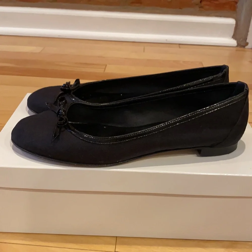 Manolo Blahnik Patent Black Flats - Picture 4 of 11